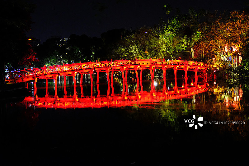 越南河内的红色桥梁图片素材