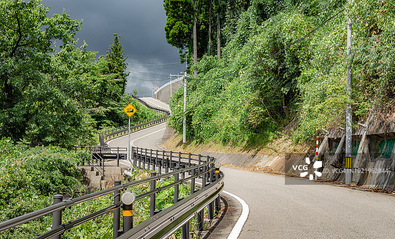 日本蜿蜒的乡村公路图片素材