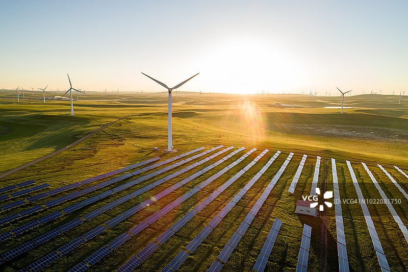 太阳能发电站和风力发电厂图片素材