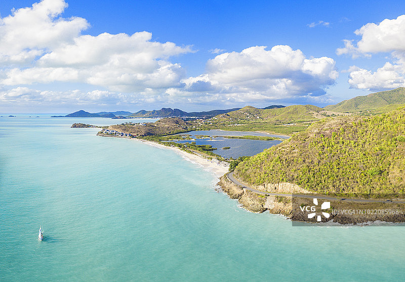 安提瓜黑暗森林海滩与山谷路加勒比海碧绿海水全景俯瞰图片素材
