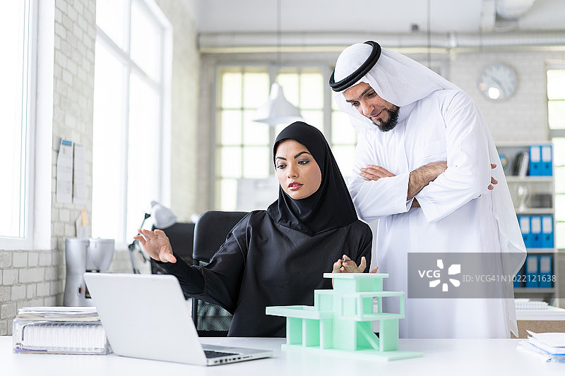 两位阿拉伯建筑师讨论项目图片素材