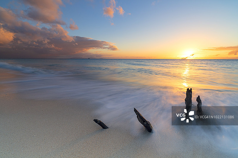 安提瓜弗莱斯海滩加勒比海浪日落图片素材