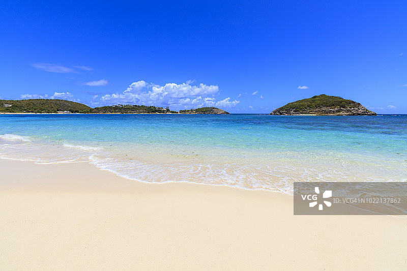 安提瓜和巴布达半月湾的白色沙滩与碧绿的加勒比海图片素材