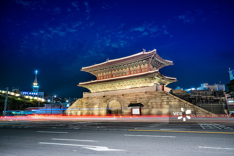 韩国首尔东大门夜景车流光轨图片素材