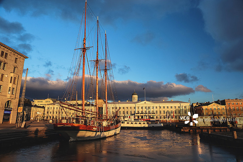 日出时分的赫尔辛基大教堂和南港，芬兰图片素材