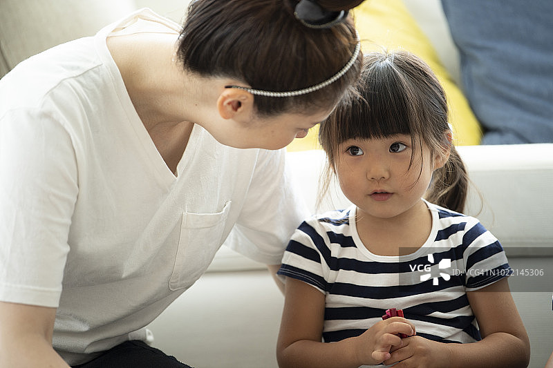 母女互相看着对方图片素材