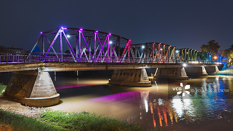 泰国清迈铁桥的灯光颜色（全景）图片素材