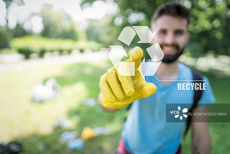 城市公园里的回收意识宣传图片素材