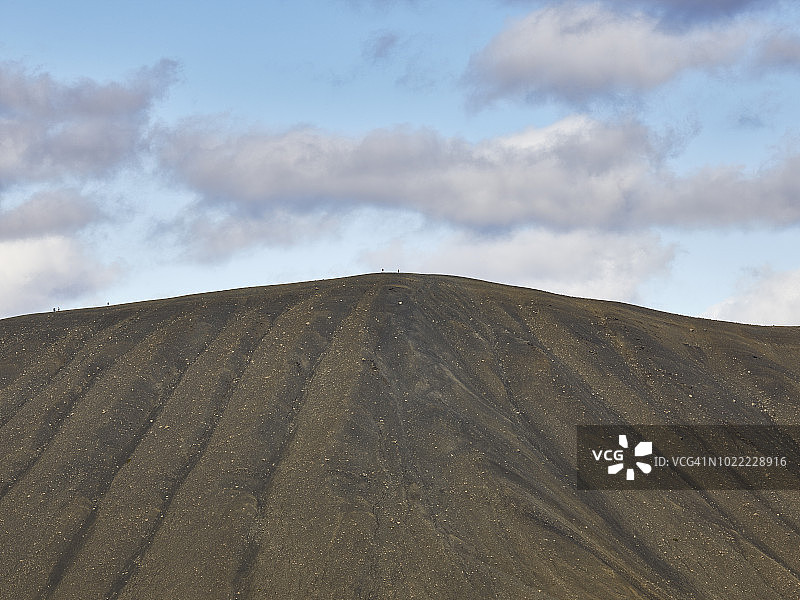 在冰岛北部Hverfjall (Hverfell) 火山边缘行走的人们图片素材