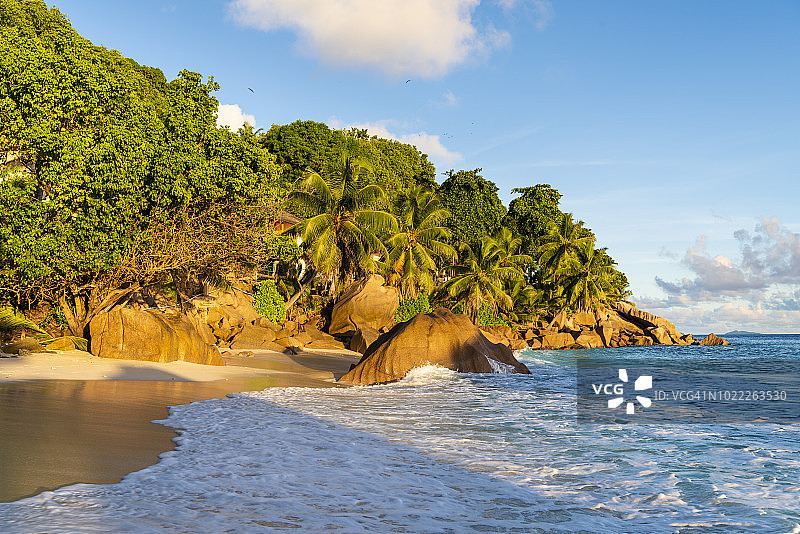 日出时分的安斯帕塔特海滩图片素材