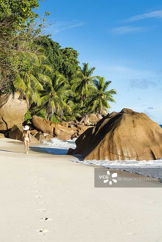 日出时分，漫步在热带海滩上的游客图片素材