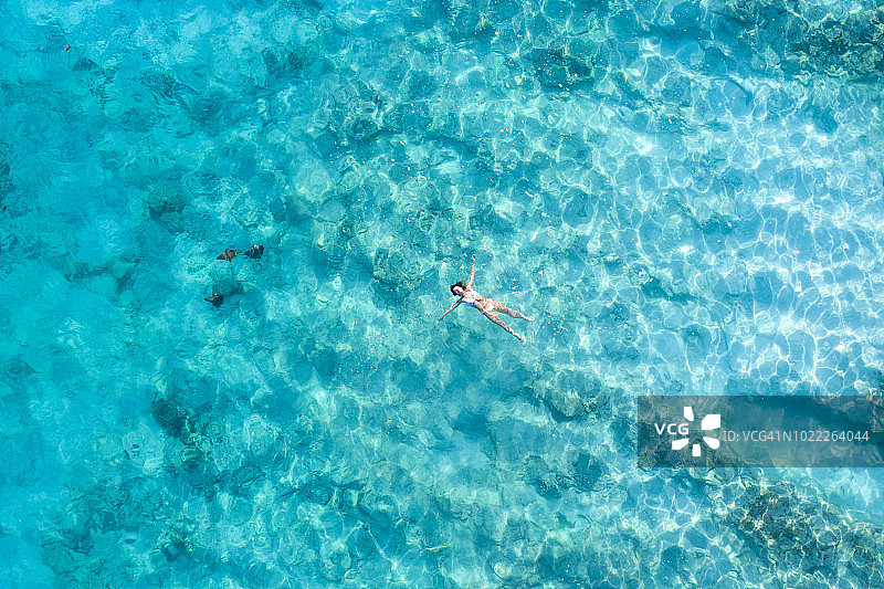 热带海域漂浮的女子航拍图片素材
