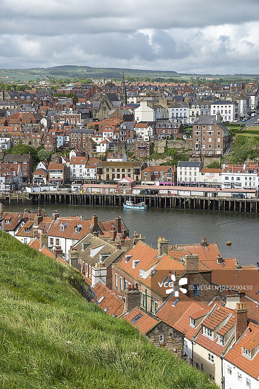 英格兰北约克郡惠特比的红色屋顶图片素材