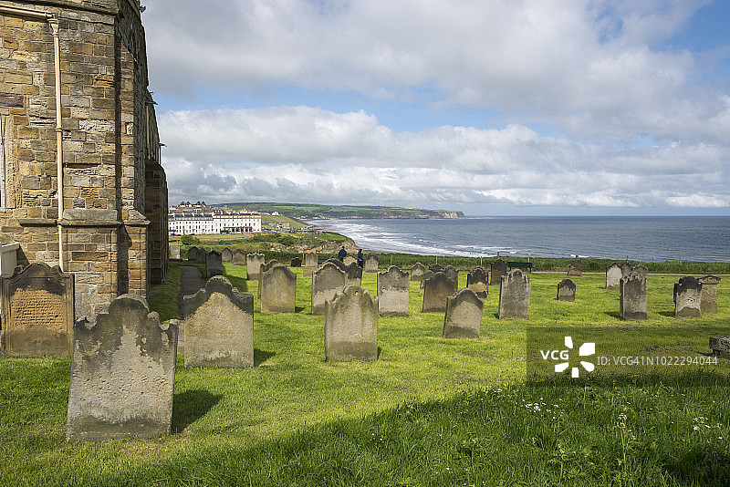 从英格兰北约克郡惠特比圣玛丽墓地看到的景色图片素材
