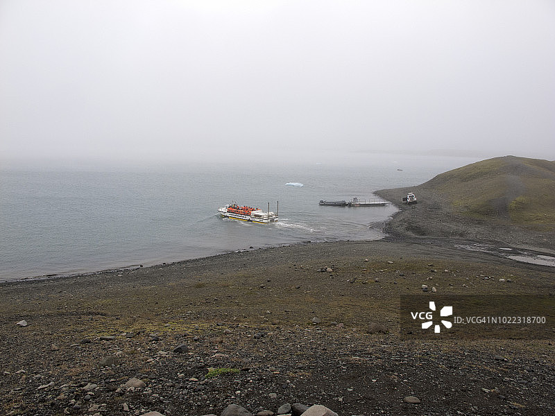 两栖车辆与游客参观冰岛东部杰古沙龙冰河湖图片素材