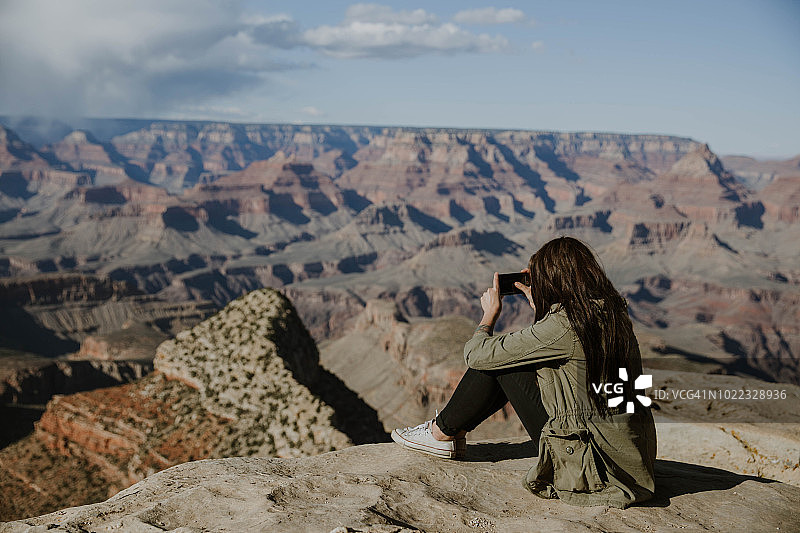 女人拍摄美国大峡谷图片素材