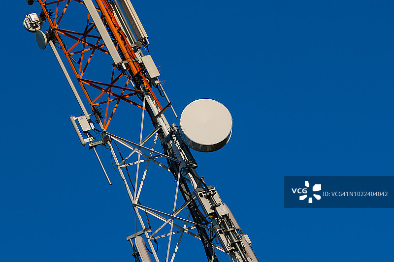 蓝天下的通信塔与天线图片素材