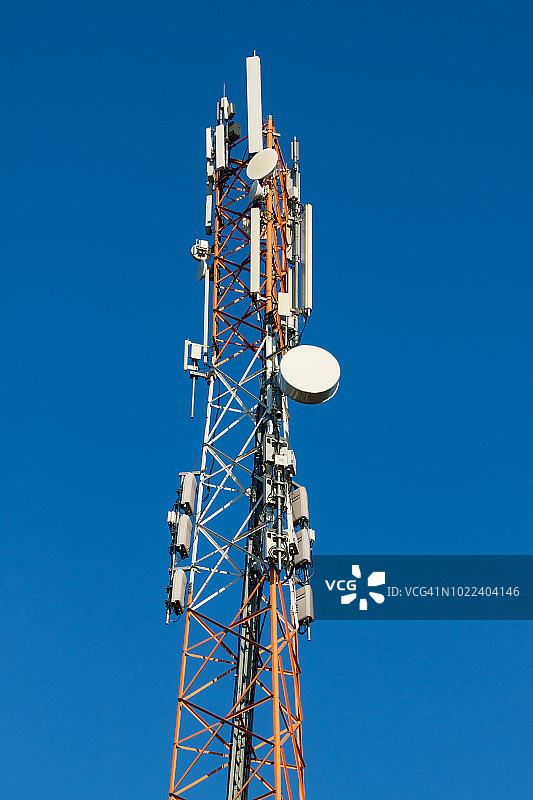 蓝天下的通信塔与天线图片素材