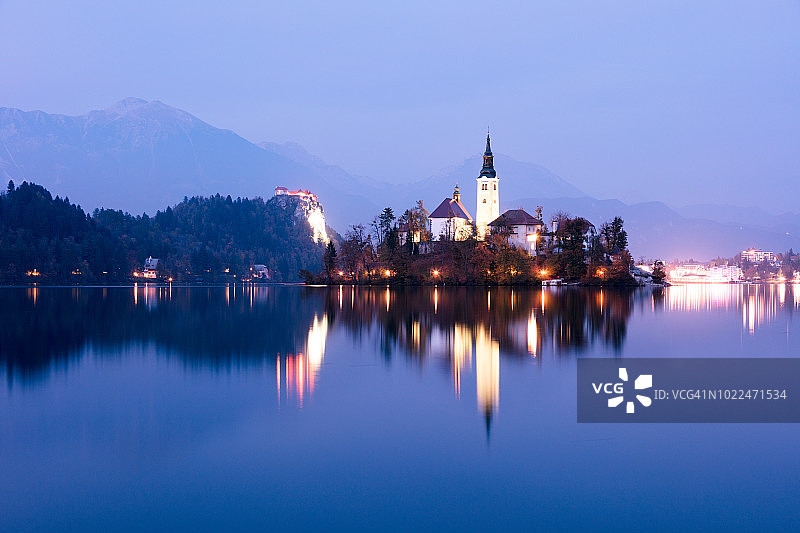 斯洛文尼亚布莱德湖岛上的著名圣母升天教堂图片素材