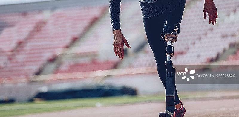 截肢的男人跑步图片素材
