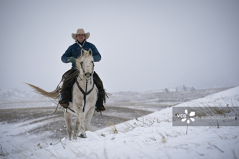 冬季阿布萨罗卡山骑马图片素材