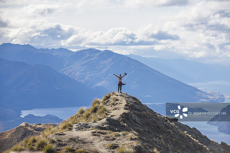 瓦纳卡罗伊峰的艰苦徒步之旅：景色壮丽图片素材
