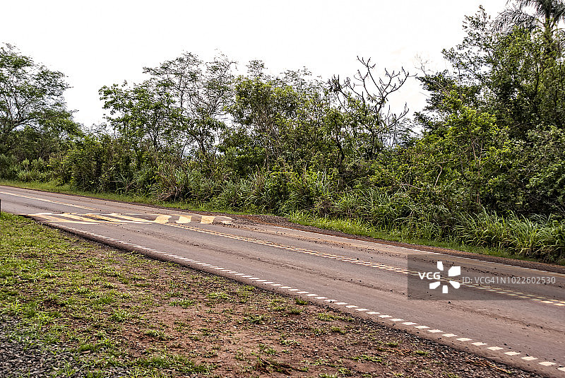 伊瓜苏国家公园的沥青路图片素材