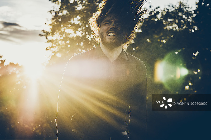 在公园里甩头的重金属乐迷图片素材