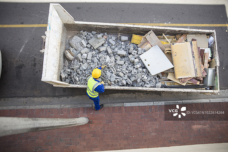 南非开普敦：建筑工人在看瓦砾图片素材