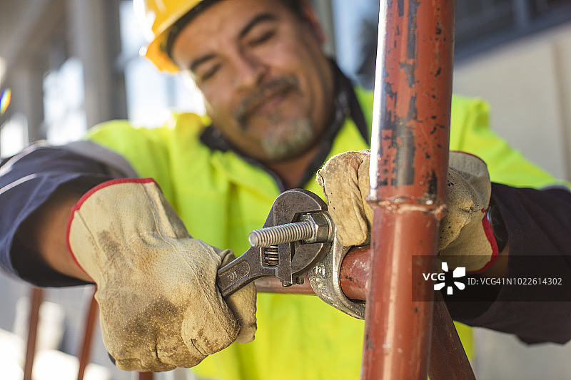 南非开普敦，建筑工人拧紧螺母图片素材