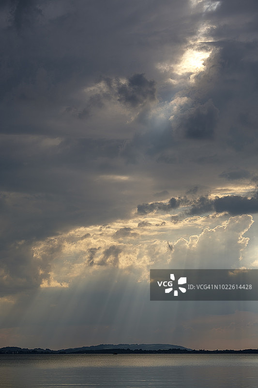 德国巴伐利亚州基姆高阿尔卑斯山脉基明：基姆湖上的乌云图片素材