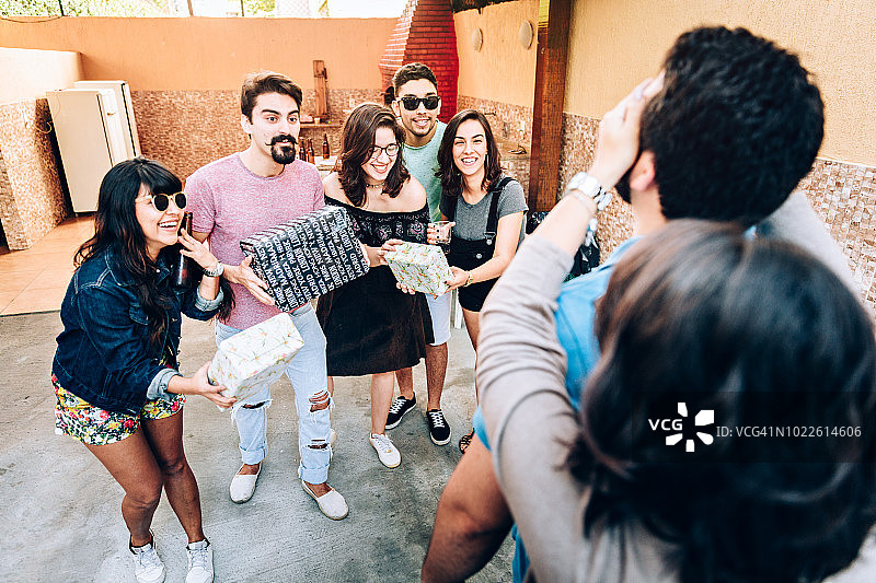 女孩蒙住男友的眼睛，生日惊喜图片素材