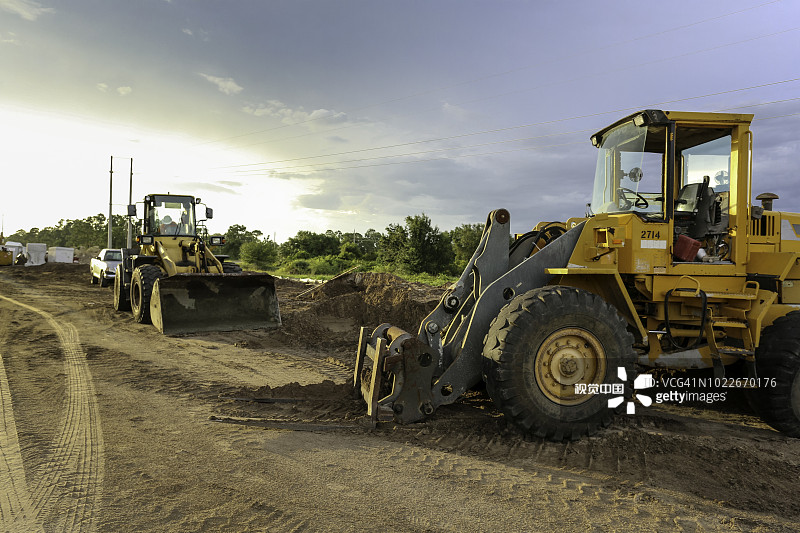 停放在路边进行道路拓宽工程的施工车辆图片素材
