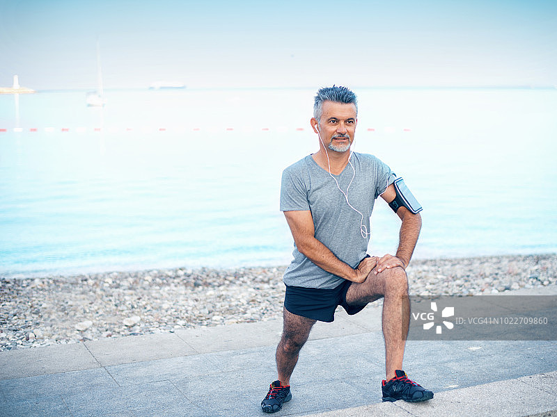 在海滩上伸展身体的男人图片素材