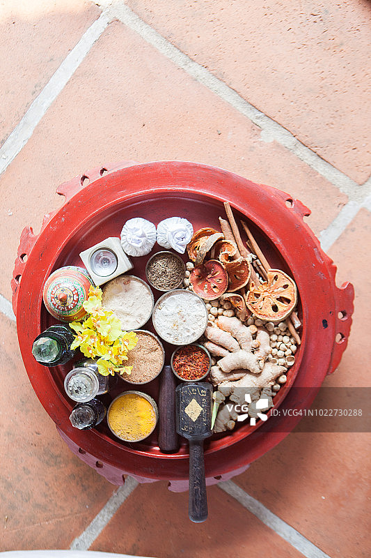 用于医疗水疗的亚洲草药与木制托盘的俯视图图片素材