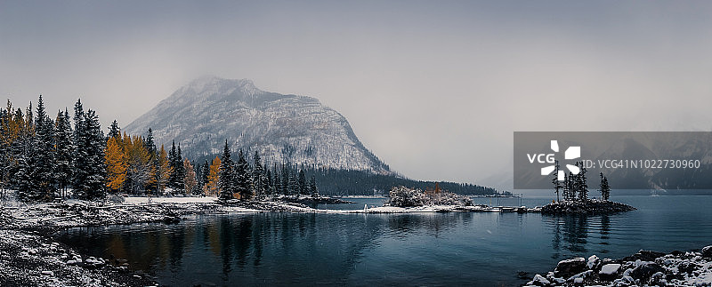 秋季下雪的明尼万卡湖全景图片素材