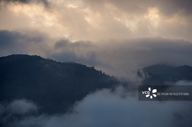 不丹特隆萨市的喜马拉雅山脉风光图片素材