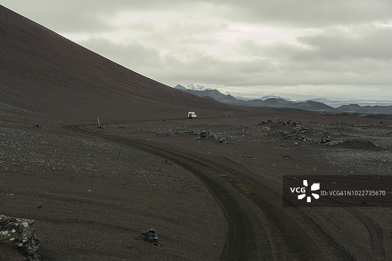 冰岛：在通往阿斯基亚的F902砂石路上行驶的四轮驱动汽车图片素材