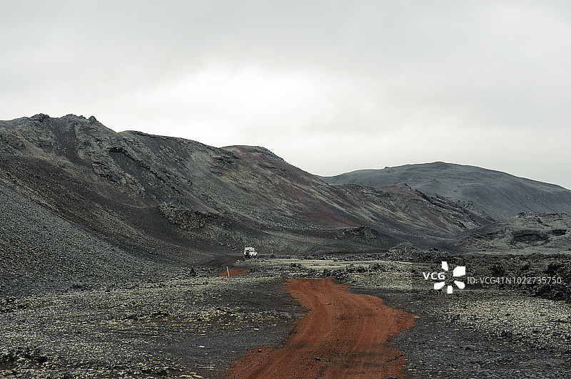 冰岛：在通往阿斯基亚的F902砂石路上行驶的四轮驱动汽车图片素材