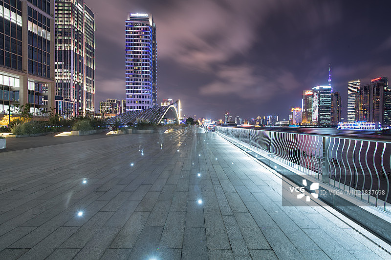 中国上海金融区夜景摩天大楼，蓝天白云图片素材