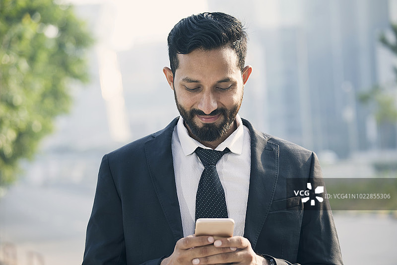 商务人士在手机上发短信图片素材