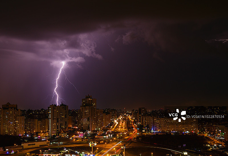 基辅市暴风雨之夜的闪电图片素材