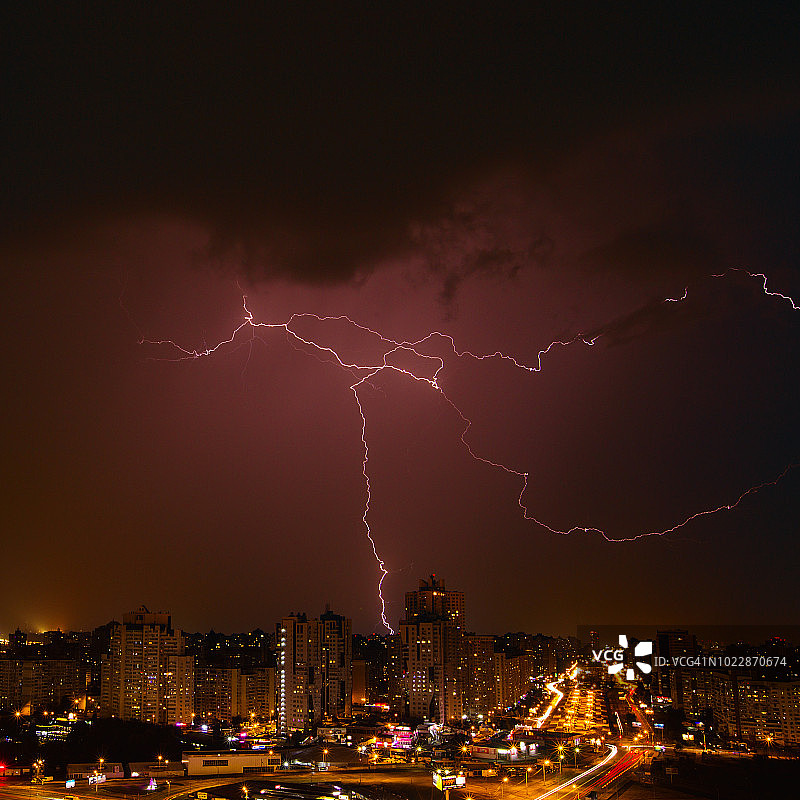基辅市暴风雨之夜的闪电图片素材