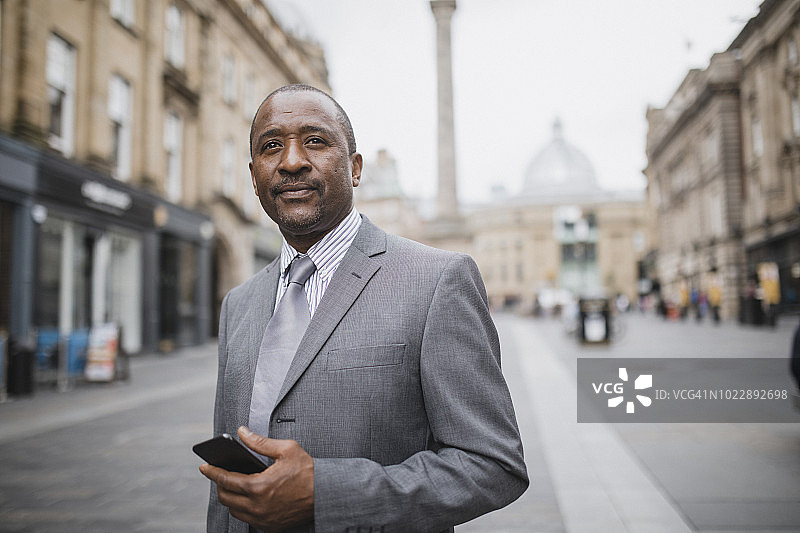 在纽卡斯尔泰恩河畔灰色街道上的商人图片素材