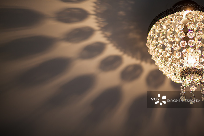 水晶吊灯投射出美丽的光影图案图片素材