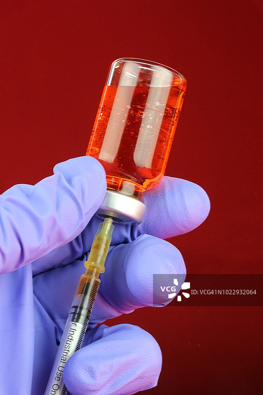 流感疫苗注射器和药瓶图片素材