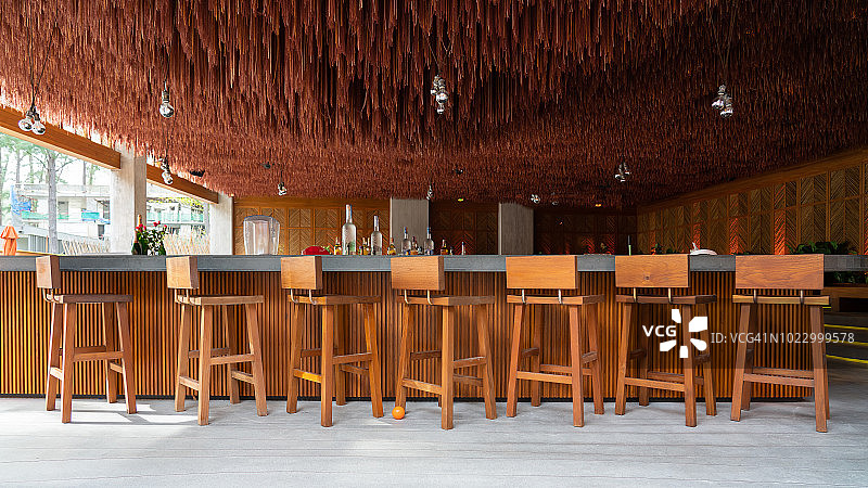 酒吧中午时分的椅子图片素材