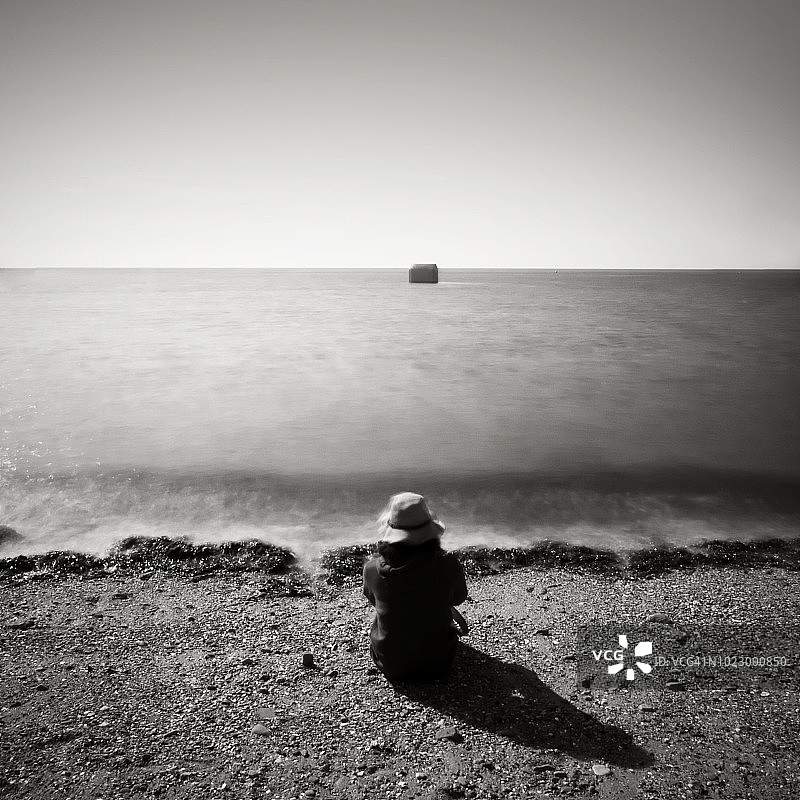坐在海滩上的女士图片素材