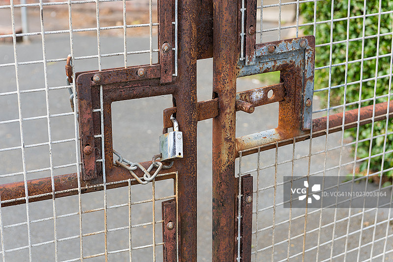 生锈的门上的挂锁和链条图片素材
