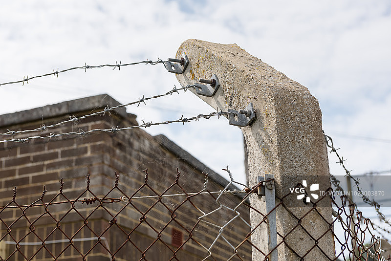 水泥柱上的带刺铁丝网与链式围栏图片素材